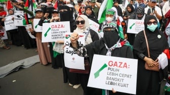 Pengunjuk rasa menggelar aksi solidaritas mendukung Palestina di depan Kedutaan Besar Amerika Serikat, Jakarta, pada Jumat (17/1/2024). [Suara.com/Alfian Winanto]