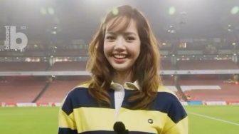 Sentuhan Sporty Lisa BLACKPINK di Pertandingan Arsenal vs Tottenham: Bikin Lempar Koin Jadi Berkesan