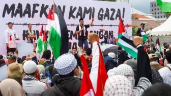 Pengunjuk rasa menggelar aksi solidaritas mendukung Palestina di depan Kedutaan Besar Amerika Serikat, Jakarta, pada Jumat (17/1/2024). [Suara.com/Alfian Winanto]