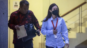 Anggota DPR Maria Lestari berjalan ke luar usai menjalani pemeriksaan di Gedung Merah Putih KPK, Jakarta, Jumat (17/1/2025). [ANTARA FOTO/Dhemas Reviyanto/nym]