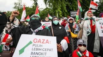 Pengunjuk rasa menggelar aksi solidaritas mendukung Palestina di depan Kedutaan Besar Amerika Serikat, Jakarta, pada Jumat (17/1/2024). [Suara.com/Alfian Winanto]