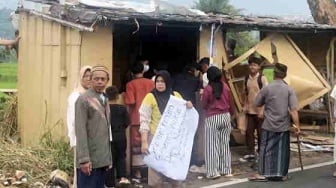 Emak-emak Kampung Kamasan Garut Ngamuk, Serang dan Hancurkan Kedai Kopi yang Jadi Sarang Narkoba