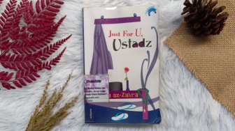 Kisah Santri Putri yang Gemar Usilin Gurunya dalam Novel Just For U, Ustadz