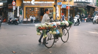 Dari Sepeda ke Dapur: Peran Tukang Sayur dalam Kehidupan Ibu-ibu