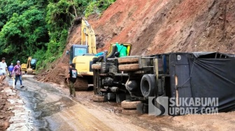 Truk Angkut Teh Gelas Terguling di Jalan Nasional Sukabumi, Sopir Tak Lihat Material Longsor