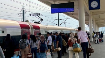 Kereta Cepat Whoosh Berhenti Mendadak! Benda Asing di Jalur Bikin Penumpang Terlantar di Halim