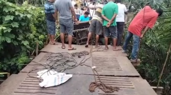 Mobil Tergantung di Jembatan Gantung yang Jebol