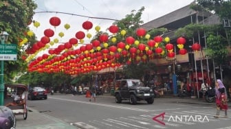 Jalan Jenderal Sudirman Jadi 'Langit Kedua' Saat Imlek, Indahnya Lampion Shio hingga Dewa Dewi