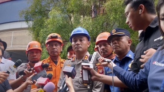 Polisi dan Damkar Fokus Buka Akses ke Lantai 8 Glodok Plaza