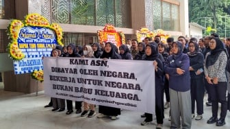 Sejumlah aparatur sipil negara (ASN) Direktorat Jenderal Pendidikan Tinggi (Ditjen Dikti) Kementerian Pendidikan Tinggi, Sains, dan Teknologi (Kemdiktisaintek) membentangkan spanduk saat berunjuk rasa di Kantor Kemdiktisaintek, Jakarta, Senin (20/1/2025). [ANTARA FOTO/Sean Filo Muhamad/app/tom]