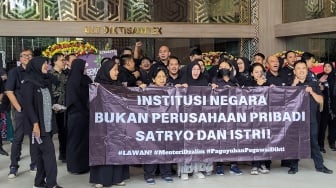 Sejumlah aparatur sipil negara (ASN) Direktorat Jenderal Pendidikan Tinggi (Ditjen Dikti) Kementerian Pendidikan Tinggi, Sains, dan Teknologi (Kemdiktisaintek) membentangkan spanduk saat berunjuk rasa di Kantor Kemdiktisaintek, Jakarta, Senin (20/1/2025). [ANTARA FOTO/Sean Filo Muhamad/app/tom]