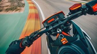 'Tampol' Isu Kebangkrutan, KTM Luncurkan 2 Supermoto Canggih