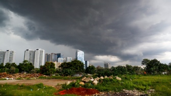 Penampakan awan mendung yang menyelimuti permukiman dan gedung bertingkat di Jakarta, Senin (20/1/2025). [Suara.com/Alfian Winanto]