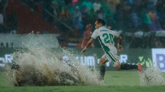 Debut Manis Riko Simanjuntak Nyaris Bawa PSS Kalahkan Persik di Tengah Lapangan Becek