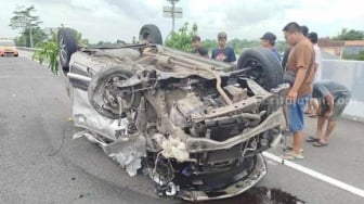 Kronologi Sigra Terguling di Tol Jombang, Mobil Ringsek Parah