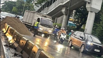 Ada Tumpahan Pasir, Jalan Gatot Subroto Mengarah Pancoran Macet Parah