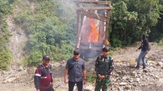 Polisi Bakar Gubuk dan Peralatan Tambang Emas Ilegal di Aceh Barat Daya