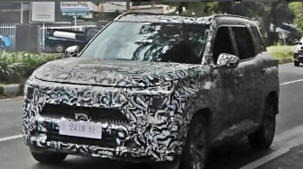 SUV Kekar Plat B Berstiker Kamuflase Berkeliaran di Jalanan, Mobil Baru dari Mitsubishi?