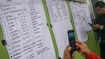 Relawan mendata nama korban bencana longsor di Kecamatan Petungkriyono, Kabupaten Pekalongan, Jawa Tengah, Selasa (21/1/2025). [ANTARA FOTO/Harviyan Perdana Putra/nym]