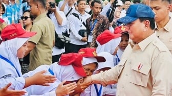 Prabowo Tolak Tanda Tangani Topi Sekolah Anak SD: Jangan, Nanti Gurumu...