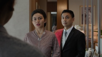 Lucu, Nyentil, dan Penuh Pesan! Ini Ulasan Film 'Catatan Harian Menantu Sinting'