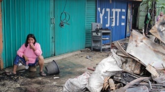 Warga mengambil barang sisa kebakaran di pemukiman padat penduduk, kawasan Kemayoran, Jakarta, Selasa (21/1/2025). [Suara.com/Alfian Winanto]