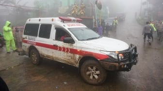 Mobil ambulans membawa korban selamat bencana longsor di Kecamatan Petungkriyono, Kabupaten Pekalongan, Jawa Tengah, Selasa (21/1/2025). [ANTARA FOTO/Harviyan Perdana Putra/nym]