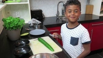 Si Bungsu Shane Kluivert: Punya Vlog Masak Kini Main di Barcelona