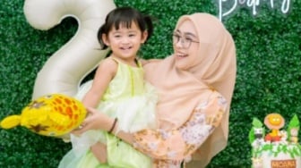 Sikap MoanaSsaat Ditinggal Ria Ricis Asyik Bernyanyi Curi Perhatian, DIbandingkan dengan Anak Artis Lain