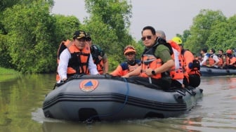 Susur Sungai Kedungpeluk, Pj. Gubernur Adhy Pimpin Pembersihan Eceng Gondok dan Sampah Penyebab Banjir di Candi Sidoarjo