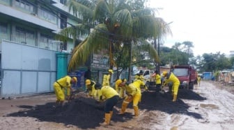 Keluhan Siswa SMK 2 Cengkareng soal Jalan Becek Menuju Sekolah Didengar, PJ Gubernur: Sekarang Sudah Bagus