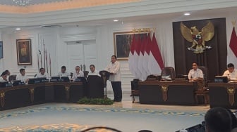 Kelakar Prabowo Meminta Awak Media Keluar Ruangan Sebelum Rapat Tertutup: Yang Muda-muda Tunggu di Luar