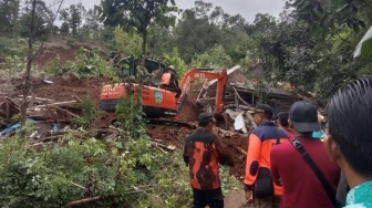 Dua Orang Dilaporkan Tertimbun Longsor di Wonosalam Jombang