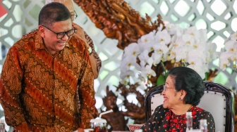 Presiden Kelima RI yang juga Ketua Umum PDI Perjuangan Megawati Soekarnoputri (kanan) berbicara dengan Sekjen PDIP Hasto Kristiyanto (kiri) dalam perayaan HUT ke-78 Megawati di Istana Batu Tulis, Kota Bogor, Jawa Barat, Kamis (23/1/2025). [ANTARA FOTO/Monang Sinaga/app/tom]