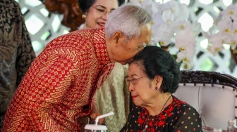 Presiden Kelima RI yang juga Ketua Umum PDI Perjuangan Megawati Soekarnoputri (kanan) mendapat ciuman di kepala dari kakaknya, Guntur Soekarnoputra (kiri) dalam perayaan HUT ke-78 Megawati di Istana Batu Tulis, Kota Bogor, Jawa Barat, Kamis (23/1/2025). [ANTARA FOTO/Monang Sinaga/app/tom]