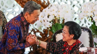 Presiden Kelima RI yang juga Ketua Umum PDI Perjuangan Megawati Soekarnoputri (kanan) berjabat tangan dengan Wapres ke-11 RI Boediono (kiri) dalam perayaan HUT ke-78 Megawati di Istana Batu Tulis, Kota Bogor, Jawa Barat, Kamis (23/1/2025). [ANTARA FOTO/Monang Sinaga/app/tom]