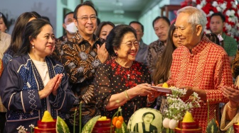 Presiden Kelima RI yang juga Ketua Umum PDI Perjuangan Megawati Soekarnoputri (kedua kanan) memberikan potongan nasi tumpeng kepada kakaknya, Guntur Soekarnoputra (kanan) dengan disaksikan putri dan putri Megawati, Puan Maharani (kiri) dan Muhammad Prananda Prabowo (kedua kiri) dalam perayaan hari ulang tahun (HUT) ke-78 Megawati di Istana Batu Tulis, Kota Bogor, Jawa Barat, Kamis (23/1/2025). [ANTARA FOTO/Monang Sinaga/app/tom]