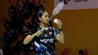 Pebulu Tangkis Tunggal Putri Indonesia, Putri Kusuma Wardani saat melawan Tunggal Putri Taiwan, Wen Chi Hsu pada laga perempat final Daihatsu Indonesia Masters 2025 di Istora Senayan, Jakarta, Jumat (24/1/2025). [Suara.com/Alfian Winanto]