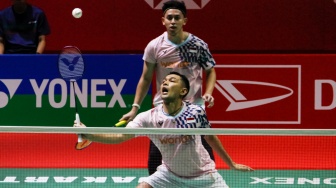 Pebulu Tangkis Ganda Putra Indonesia, Fajar Alfian dan Muhammad Rian Ardianto saat melawan Pebulu Tangkis Ganda Putra Cina, Xie Hao Nan dan Zeng Wei Han pada laga perempat final Daihatsu Indonesia Masters 2025 di Istora Senayan, Jakarta, Jumat (24/1/2025). [Suara.com/Alfian Winanto]
