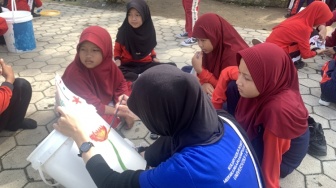 KKN Unila dan Siswa SDN 1 Tunggal Warga Sulap Ember Bekas Jadi Karya Apik