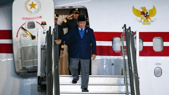 Presiden Prabowo Subianto berjalan keluar dari pesawat setibanya di Air Force Station Palam, New Delhi, India, Kamis (23/1/2025). [ANTARA FOTO/Hafidz Mubarak A/nym]