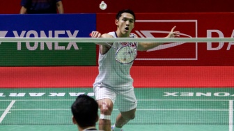 Pebulu tangkis Tunggal Putra Indonesia, Jonatan Christie saat melawan Tunggal Putra Jepang, Kenta Nishimoto pada laga 8 besar Daihatsu Indonesia Master 2025 di Istora Senayan, Jakarta, Jumat (24/1/2025). [Suara.com/Alfian Winanto]