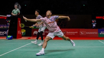 Pebulu Tangkis Ganda Putra Indonesia, Fajar Alfian dan Muhammad Rian Ardianto saat melawan Pebulu Tangkis Ganda Putra Cina, Xie Hao Nan dan Zeng Wei Han pada laga perempat final Daihatsu Indonesia Masters 2025 di Istora Senayan, Jakarta, Jumat (24/1/2025). [Suara.com/Alfian Winanto]
