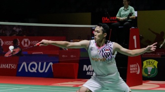 Pebulu tangkis Tunggal Putra Indonesia, Jonatan Christie saat melawan Tunggal Putra Jepang, Kenta Nishimoto pada laga 8 besar Daihatsu Indonesia Master 2025 di Istora Senayan, Jakarta, Jumat (24/1/2025). [Suara.com/Alfian Winanto]