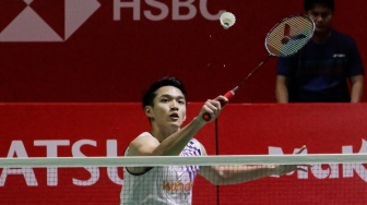 Pebulu tangkis Tunggal Putra Indonesia, Jonatan Christie saat melawan Tunggal Putra Jepang, Kenta Nishimoto pada laga 8 besar Daihatsu Indonesia Master 2025 di Istora Senayan, Jakarta, Jumat (24/1/2025). [Suara.com/Alfian Winanto]