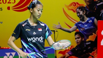 Pebulu Tangkis Tunggal Putri Indonesia, Putri Kusuma Wardani saat melawan Tunggal Putri Taiwan, Wen Chi Hsu pada laga perempat final Daihatsu Indonesia Masters 2025 di Istora Senayan, Jakarta, Jumat (24/1/2025). [Suara.com/Alfian Winanto]