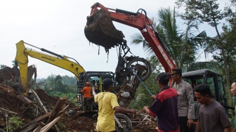 Petugas gabungan menggunakan alat berat saat mencari korban longsor di Dusun Jumok, Desa Sambirejo, Kecamatan Wonosalam, Kabupaten Jombang, Jawa Timur, Jumat (24/1/2025). [ANTARA FOTO/Syaiful Arif/nym]