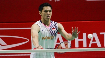 Pebulu tangkis Tunggal Putra Indonesia, Jonatan Christie saat melawan Tunggal Putra Jepang, Kenta Nishimoto pada laga 8 besar Daihatsu Indonesia Master 2025 di Istora Senayan, Jakarta, Jumat (24/1/2025). [Suara.com/Alfian Winanto]