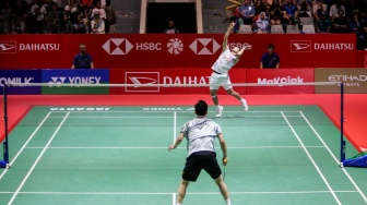 Pebulu tangkis Tunggal Putra Indonesia, Jonatan Christie saat melawan Tunggal Putra Jepang, Kenta Nishimoto pada laga 8 besar Daihatsu Indonesia Master 2025 di Istora Senayan, Jakarta, Jumat (24/1/2025). [Suara.com/Alfian Winanto]