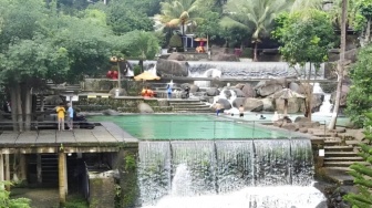 Taman Batu Purwakarta, Tempat Pemandian dengan Air Terjun Buatan